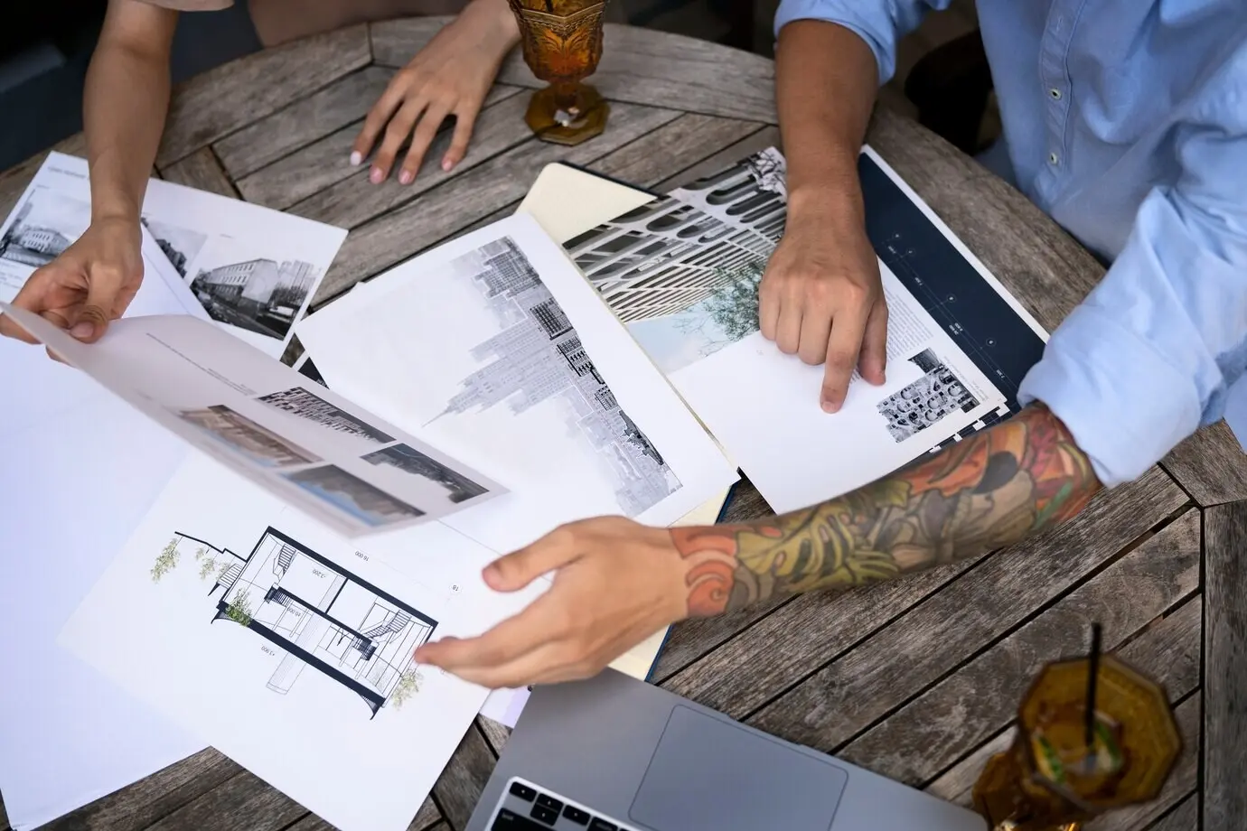 Schöne, junge, tätowierte Person