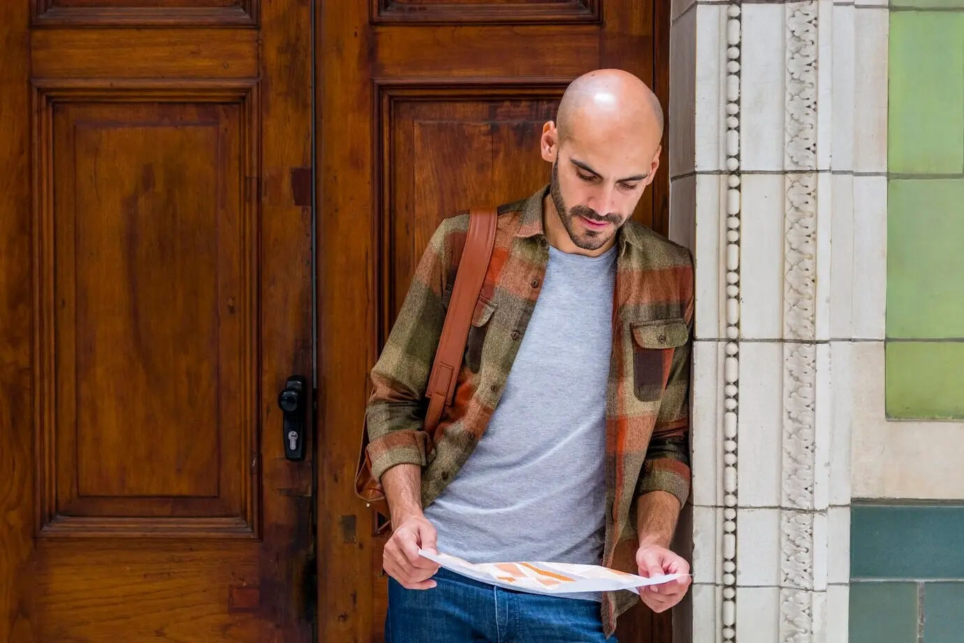 Ein Mann benutzt eine Karte, um sich in der Stadt zu orientieren.