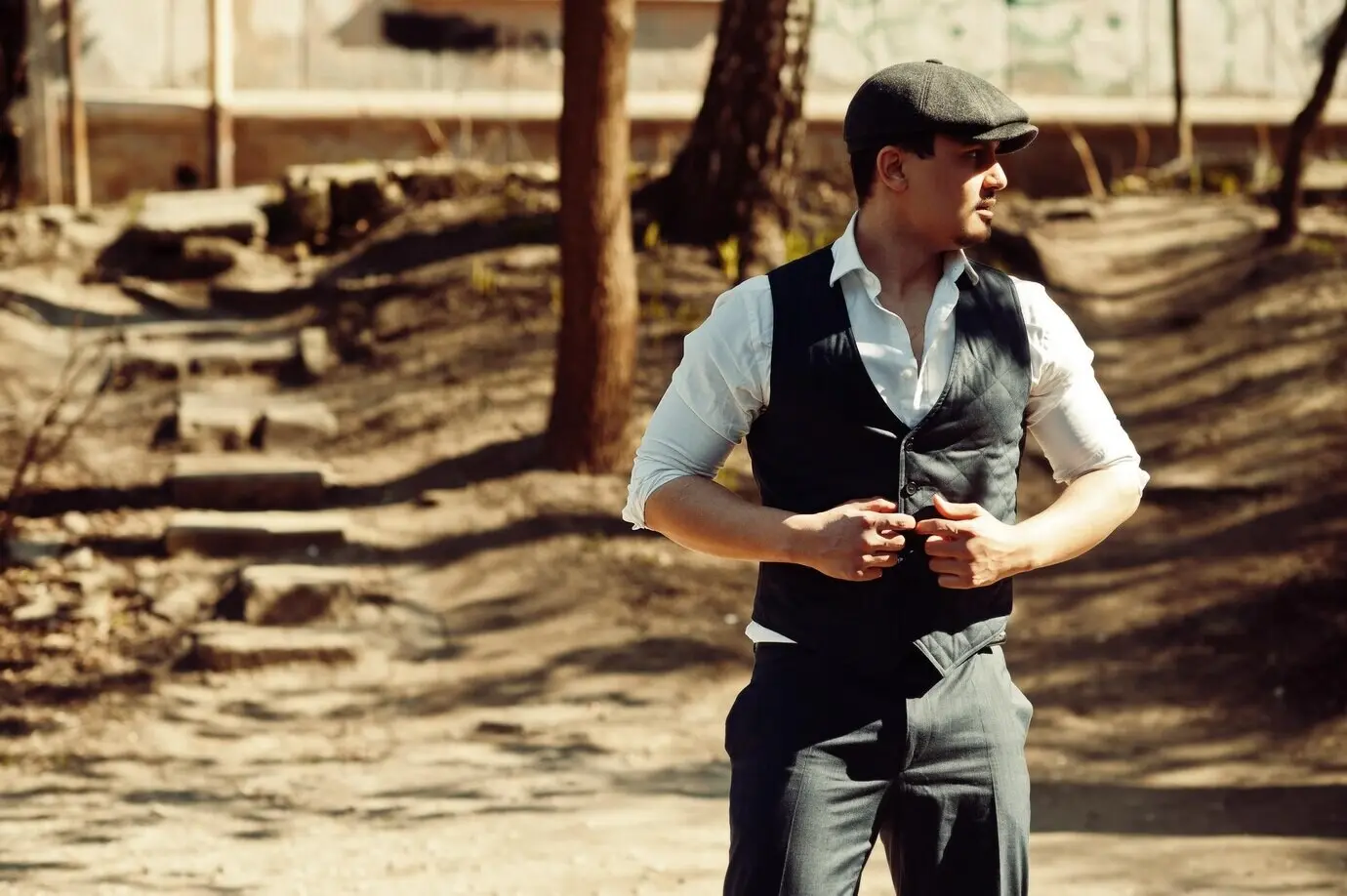 Porträt eines englisch-arabischen Geschäftsmanns im Retro-Stil der 1920er Jahre, der eine Weste trägt.