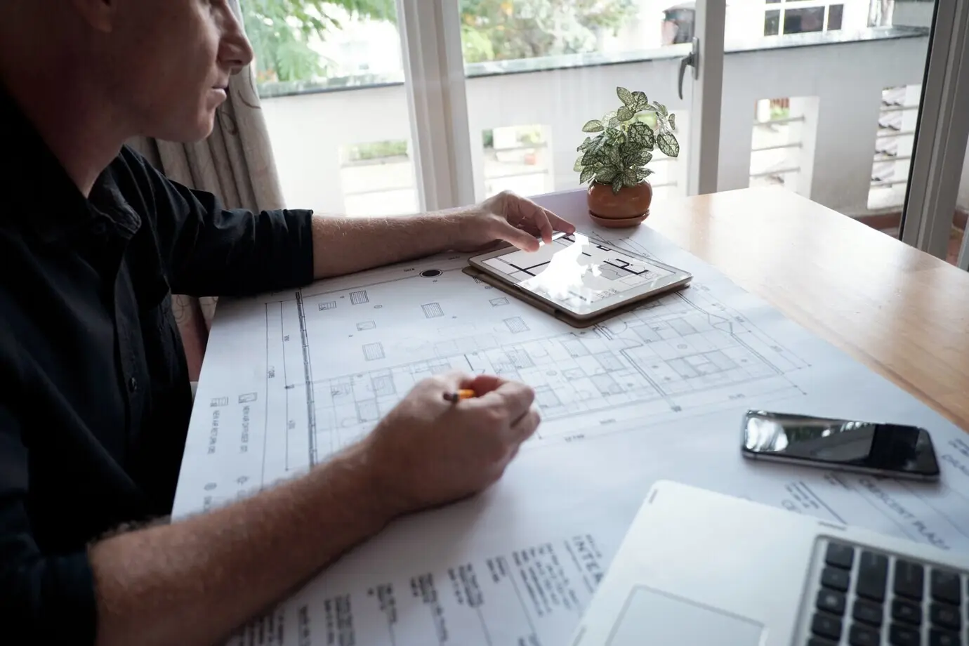 Ingenieur arbeitet an einem Projekt