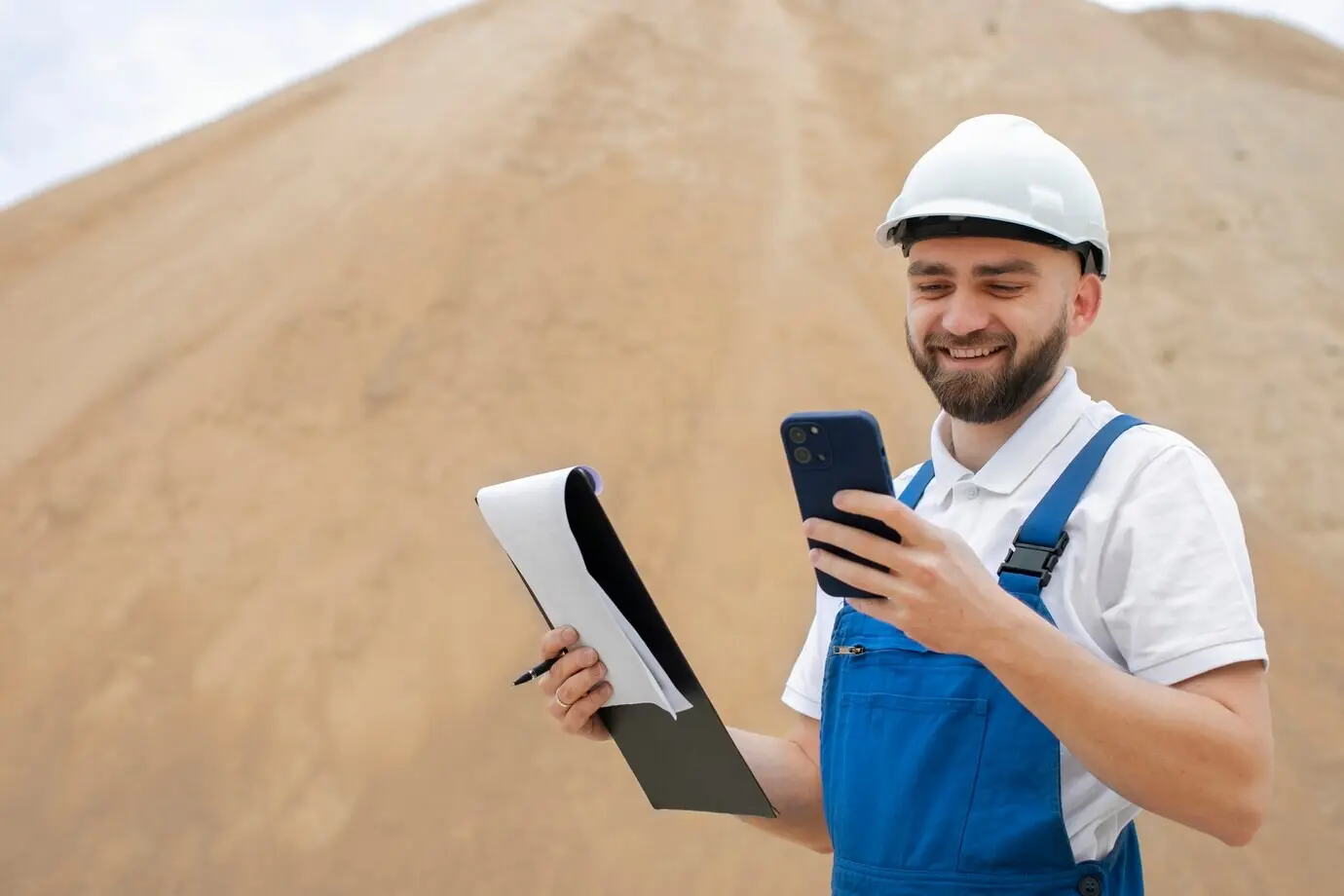 Person, die im Bau- und Konstruktionsbereich arbeitet